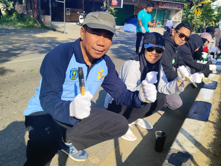 Perindah Wajah Kota, Tim Kecamatan Bontang Utara Cat Median Jalan