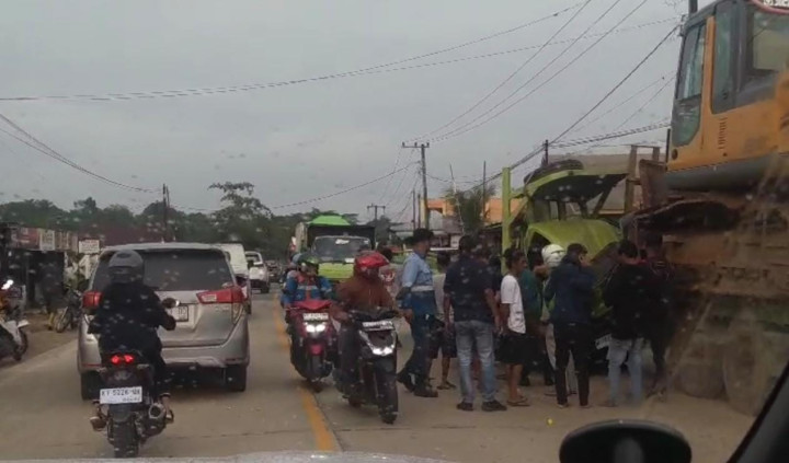 Tabrak Truk Parkir di KM 5 Jalan Poros Bontang - Samarinda; Sopir Sempat Terhimpit di Kabin