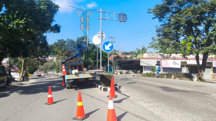 Tiang Lampu Ganda di Tengah Kota Mulai Dicabut, Direlokasi ke Titik yang Minim Penerangan