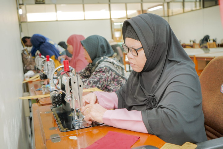 Tingkatkan Daya Saing Penjahit Lokal, Pupuk Kaltim Bekali Keterampilan Menjahit Kualitas Industri