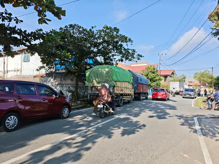 Warga Keluhkan Banyaknya Truk Parkir di Jalan Pattimura, Bikin Macet di Jam Padat