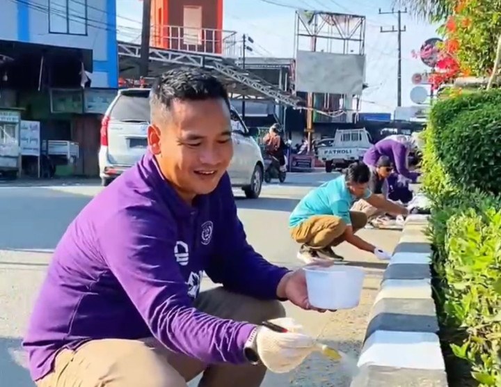 Wujudkan Kota Bontang yang Indah, Kelurahan Gunung Elai Gotong Royong Cat Median Jalan Brigjen Katamso