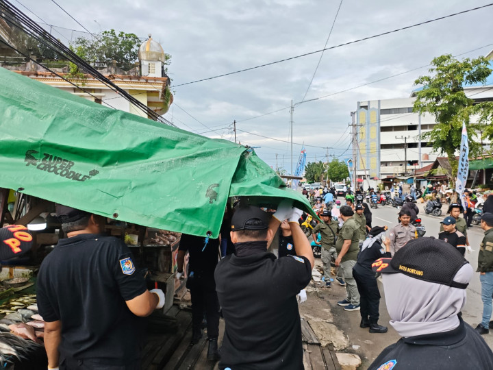300 Personil Diterjunkan Tertibkan Lapak yang Melanggar di Kawasan Pasar Rawa Indah