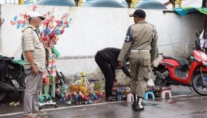 Belum Ada Langkah Tegas, Usai Diusir Satpol PP Pedagang Kembali Ngemper di Bahu Jalan