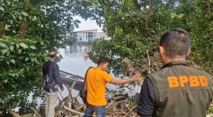 Bikin Panik ! Pemuda Ceburkan Diri ke 'Sarang' Buaya di Dekat Hotel Sintuk