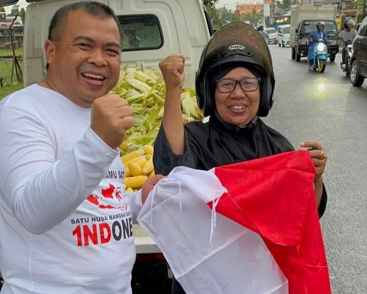 Borong dari PKL, DPC Gerindra Bontang Bagi-bagi Bendera ke Warga