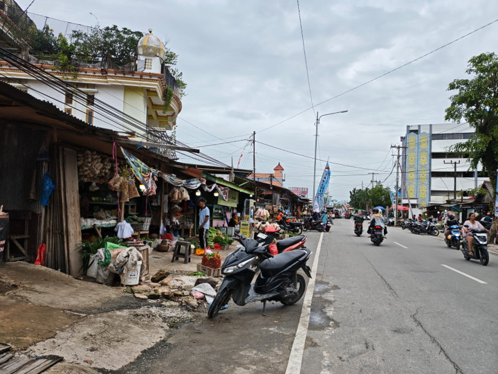 Gelar Lapak di atas Trotoar Pasar Rawa Indah; Satpol PP Bisa Langsung Tertibkan