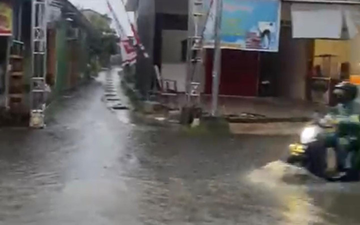 Hujan Lebat Guyur Bontang, Sejumlah Titik Terendam Banjir Akibat Drainase Mampet