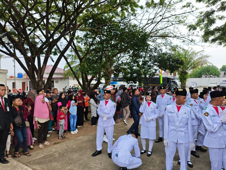 Hujan Tak Halangi Warga Tonton Upacara Bendera di Stadion Lang-Lang