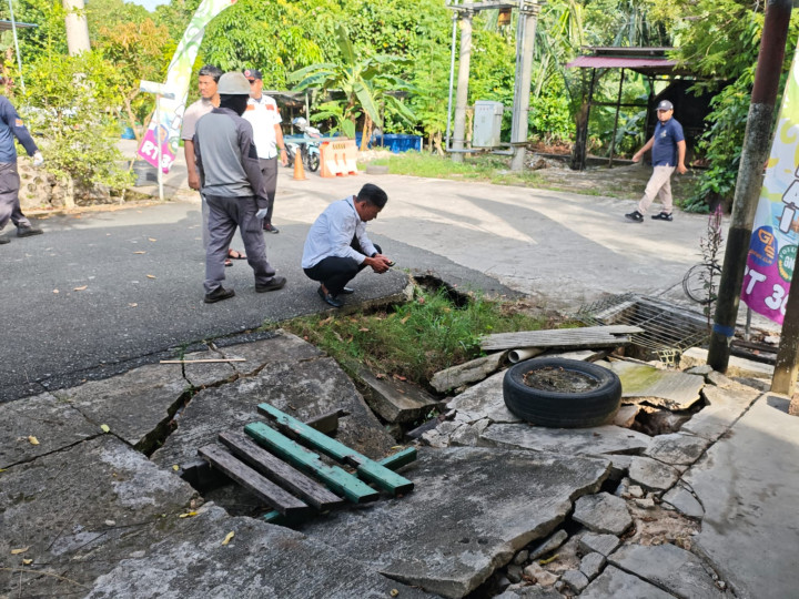 Jalan Amblas di Perumahan BSD, Rumah Warga Terancam Ambruk