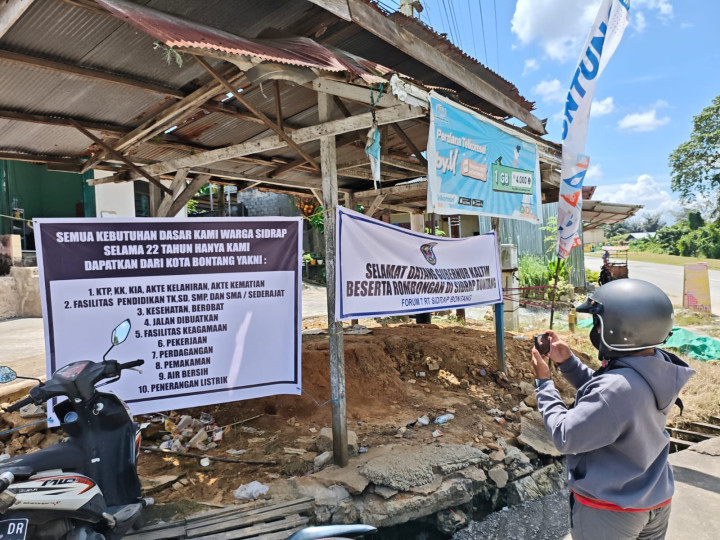 Jelang Kunjungan Gubernur; Warga Kampung Sidrap Bentangkan Spanduk Tuntutan Masuk Bontang