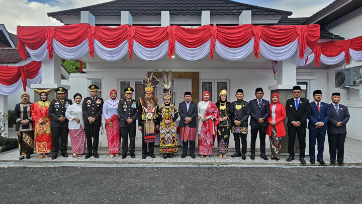 Kenakan Baju Daerah di HUT Kemerdekaan; Wali Kota Neni Kenakan Adat Dayak, Wawali dari Mandar