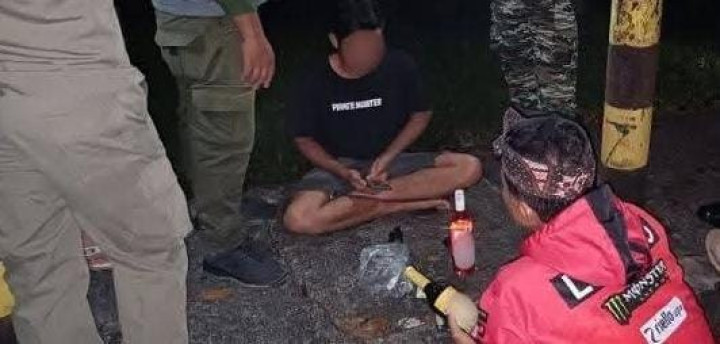 Kuli Bangunan Kedapatan Asik Minum Miras hingga Mabuk di Halaman Masjid Al-Falah Kelurahan Satimpo