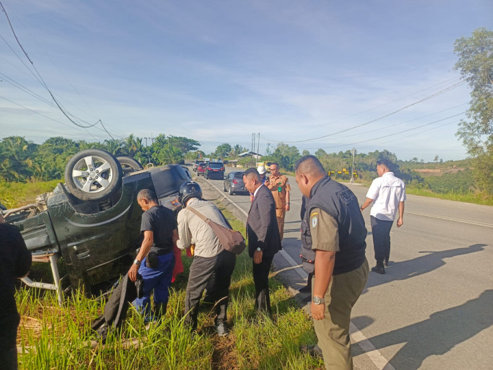 Mobil Patwal Wakil Wali Kota Terguling di Jalan Bontang Lestari