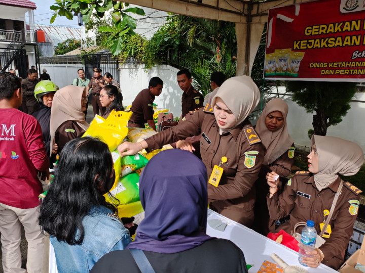 Peringati HUT ke-80 Kejaksaan RI, Kejari Bontang Gelar Pasar Murah