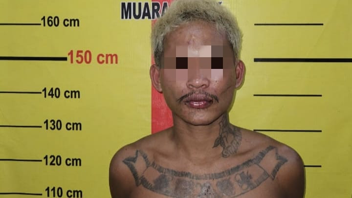 Pria Bertato Mengamuk Sambil Pamer Badik, Diringkus Warga dan Dibawa ke Kantor Polisi