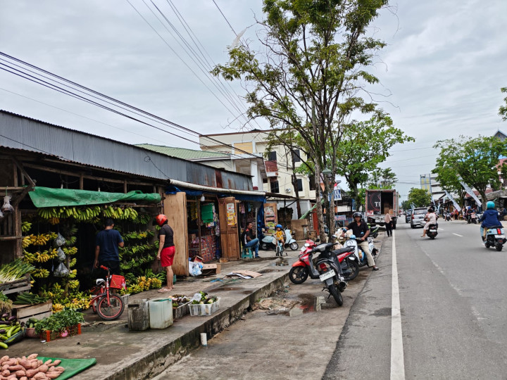 Sehari Setelah Ditertibkan; Pedagang Masih Gelar Dagangan di atas Trotoar, Tak Ada Satpol PP