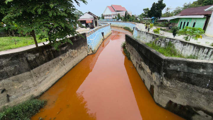 Sungai di Bontang Tiba-Tiba Berubah Warna Oranye; DLH Lakukan Penelusuran