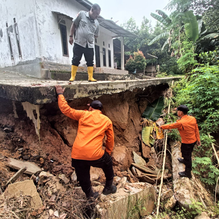 3 Rumah Rusak Akibat Tanah Longsor di Belimbing; BPBD Imbau Warga Waspada