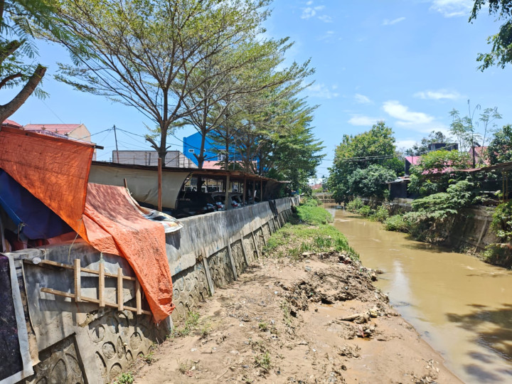 Alat Berat Tak Bisa Jangkau Sungai karena Banyak Bangunan Ilegal, Normalisasi Terpaksa Pakai Cara Manual
