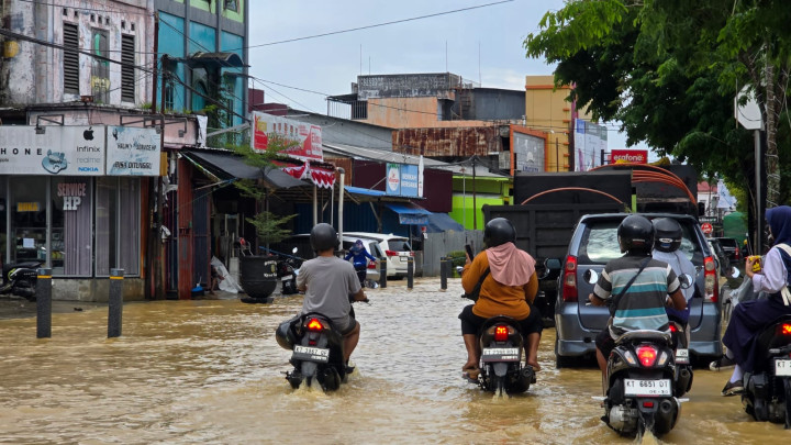 Banjir Bontang Meluas: Ruas Jalan Ahmad Yani Mulai Terendam, Kendaraan Mogok