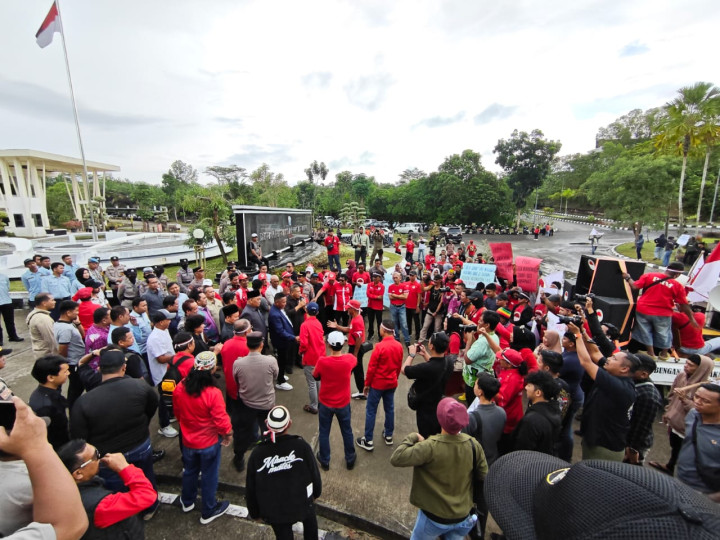 Dialog Pendemo - Dewan; DPRD Sepakat Tuntutan PHM Kembalikan Honorer yang Dirumahkan