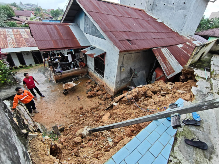 Dikira Dump Truk Langsir Muatan, Tanah Longsor di RT 6 Tanjung Laut Nyaris Timbun Rumah Warga