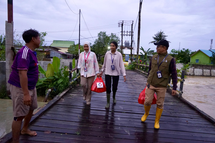 Dukung Warga Terdampak Banjir, Badak LNG Distribusikan 1.000 Paket Makanan