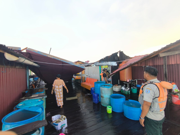 Hujan Disertai Angin Kencang Melanda Bontang; 4 Rumah Rusak, 1 Jembatan Ambruk