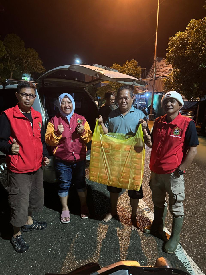 Ika Unhas Bontang Berbagi 500 Paket Makanan ke Warga Terdampak Banjir