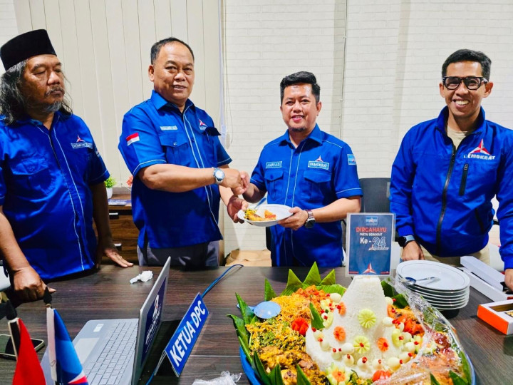 Peringati HUT Ke-24, DPC Demokrat Bagikan Ratusan Sembako di Panti Asuhan dan Warga Miskin
