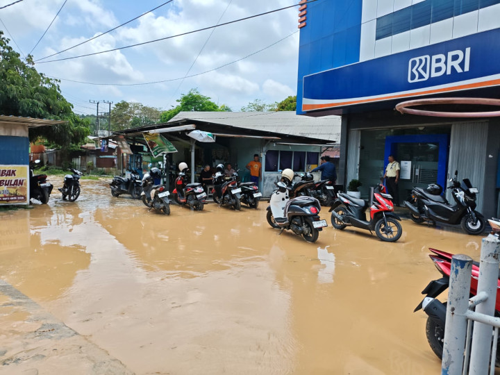 Pipa PDAM Bocor di Telihan; Air Mengucur Deras, Sebabkan Genangan