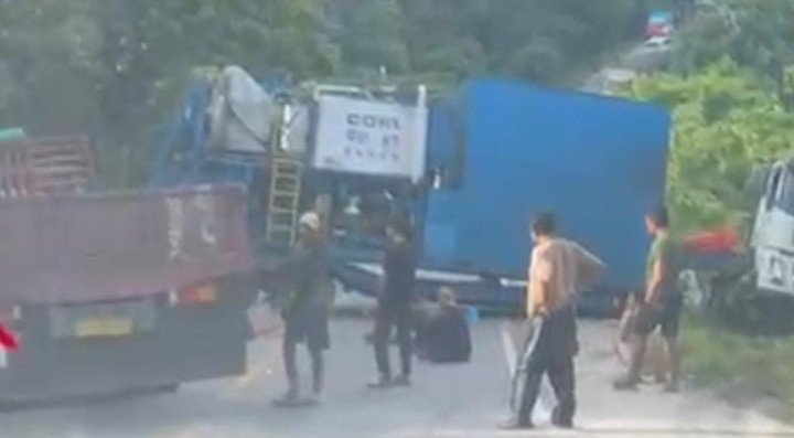 Truk Trailer Melintang di Poros Samarinda Bontang, Jalur Lalu Lintas Padat Merayap