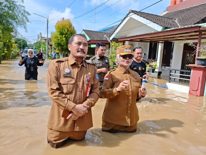 Wali Kota Tinjau Banjir di Bontang Permai; Proyek Turap Belum Rampung, Air Sungai Meluap ke Pemukiman
