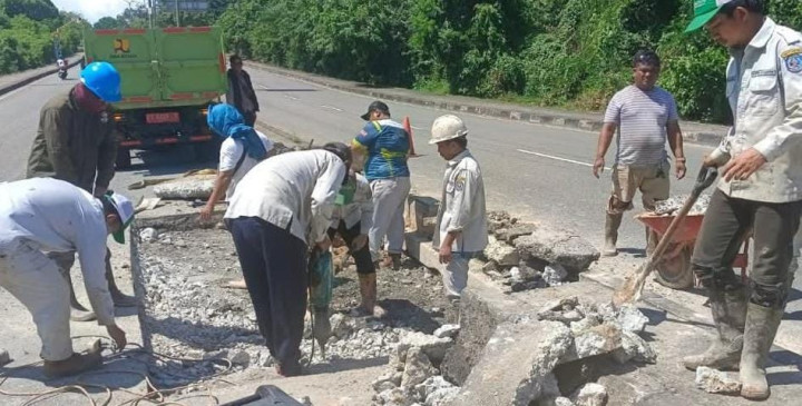 Ada Endapan Air di Dalam Lapisan Cor, Bikin Jalan di Bundaran Pupuk Raya Selalu Rusak