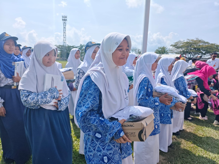 Belanjakan Rp 5,1 Miliar; Disdikbud Bontang Bagikan Buku Tulis dan Pelajaran Ke Murid