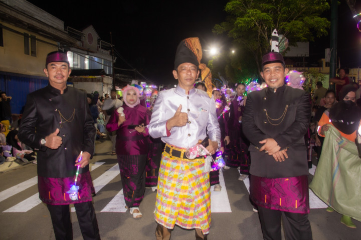 Disdukcapil Bontang Tampil Kompak Kenakan Kostum Motif Dayak di BCC 2025