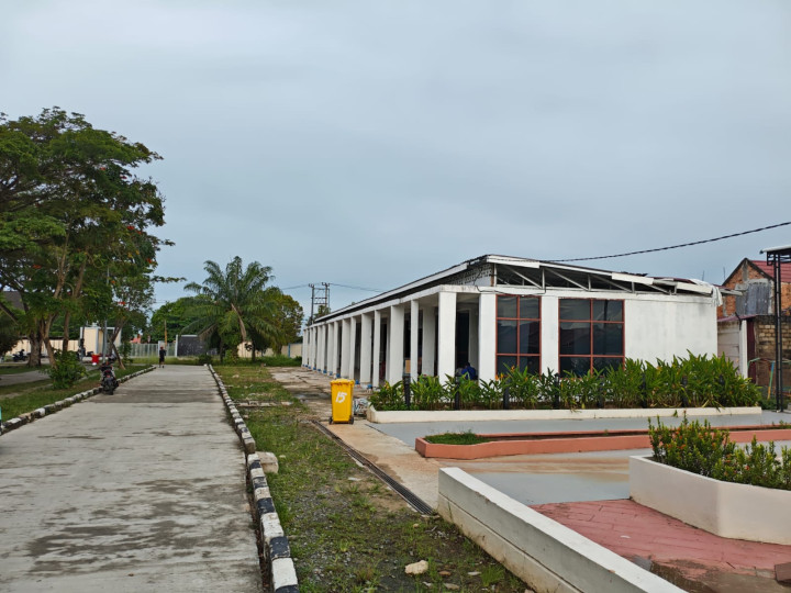 Disporapar-Ekraf Pasang Rolling Door di Kios Pedagang Lang-Lang Tahun Ini