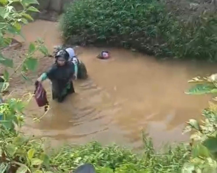 Hendak Antar Sekolah; Ibu-Ibu Terperosok ke Sungai dengan Anaknya di Jalan Alternatif Guntung
