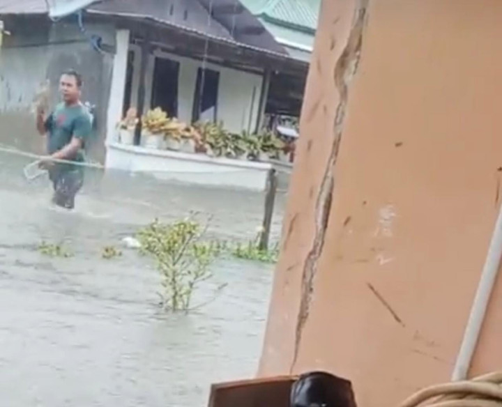 Hujan Deras Disertai Angin Sebabkan Pemukiman Warga Terendam Banjir