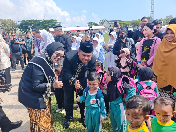 HUT Bontang Ke-26 Bertabur Hadiah; Pemkot Bagikan Seragam, Tas Sepatu dan Tablet ke Pelajar