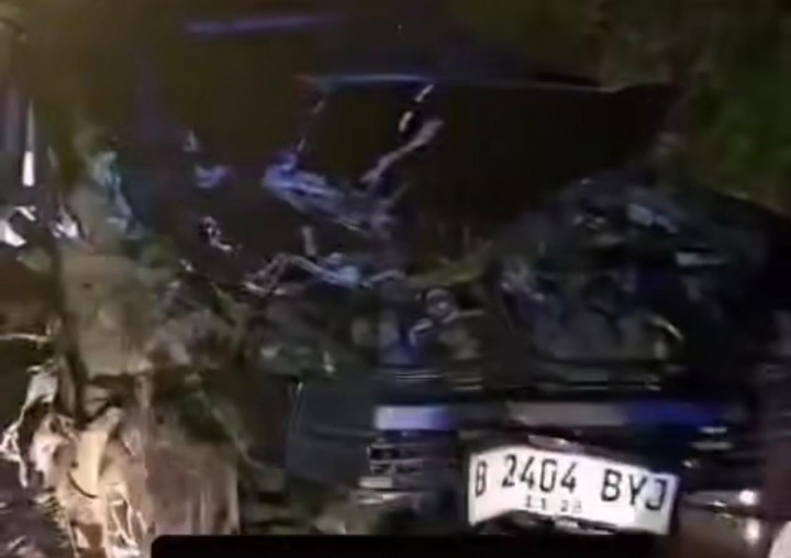 Innova Diseruduk Tronton di Poros Bontang–Samarinda, 7 Orang Dilarikan ke RS