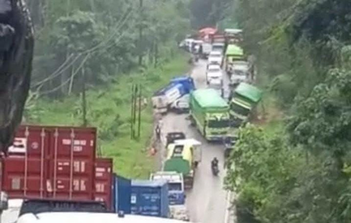 Jalan Poros Samarinda-Bontang Macet Total di Gunung Hantu, Polisi Minta Pengendara Lewat Jalur Alternatif