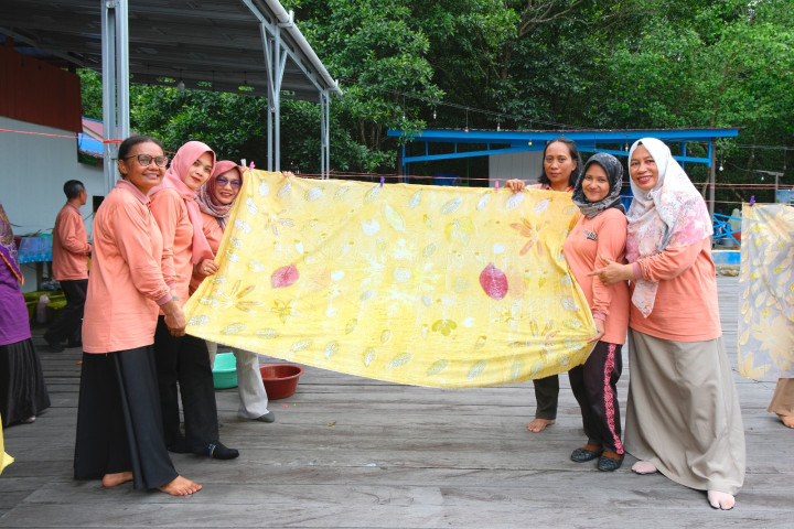 Pupuk Kaltim Latih Guru SD Kreativitas Ecoprint Jadi Media Pembelajaran Berbasis Alam