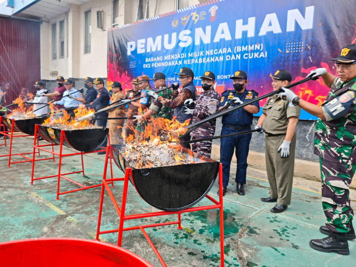 Ratusan Slop Rokok dan Miras Ilegal Dimusnahkan Bea Cukai Bontang, Kerugian Negara Rp124 Juta