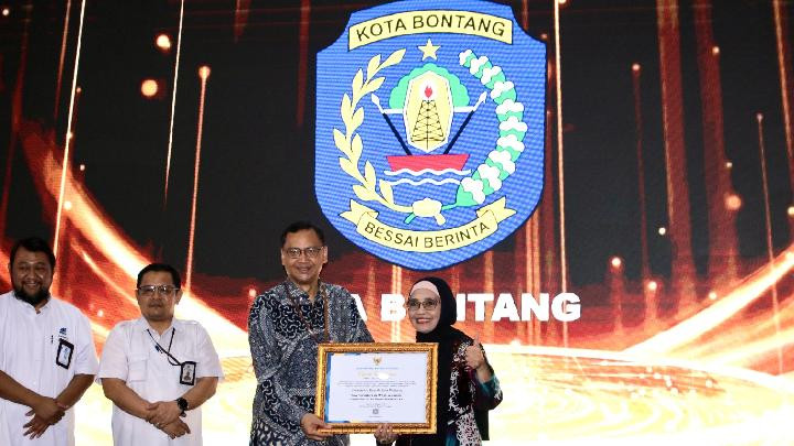 Wali Kota Bontang Neni Moerniaeni Terima Penghargaan Kearsipan dari ANRI