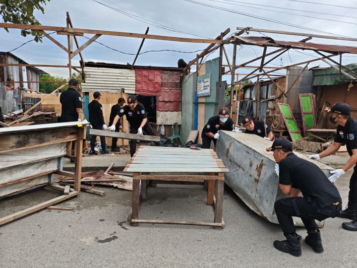 Bangunan Liar di Pelabuhan Loktuan Ditertibkan, Pemilik Bantu Bongkar