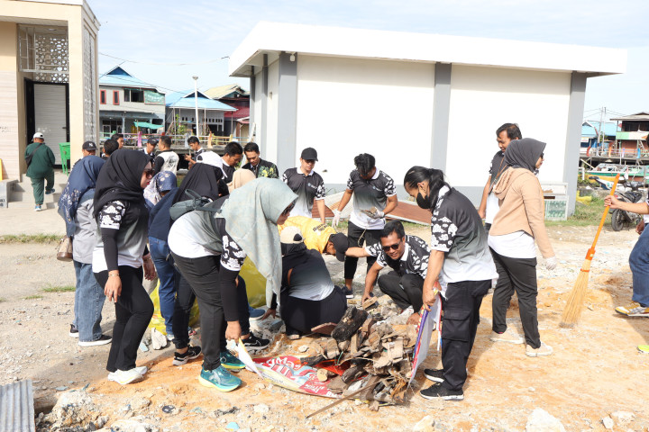 Dispopar-Ekraf Ikut Jumat Bersih di Masjid Terapung Lok Tuan, Wujudkan Kawasan Wisata yang Nyaman