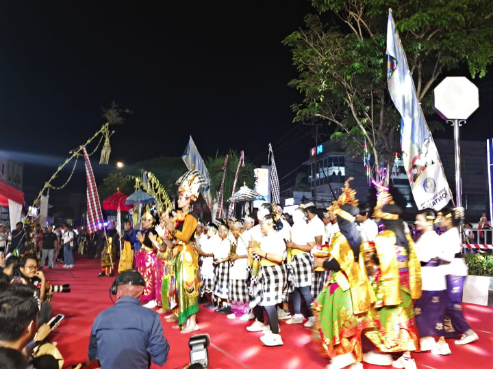 DPM-PTSP-Paguyuban Bali Sabet Juara Favorit di BCC dan Pawai Budaya