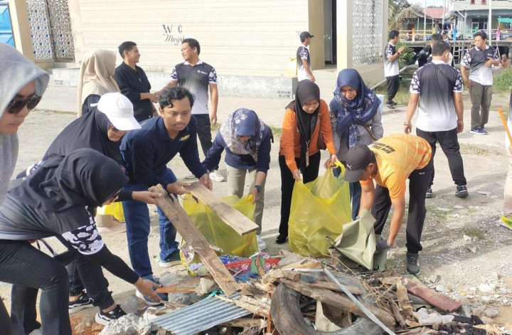 Dukung Program Gesit, Disdukcapil Terjunkan Pegawai Ikut Gerakan Jumat Bersih